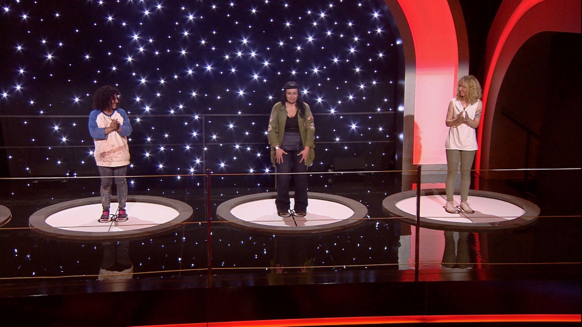 &lsquo;La raja de tu falda&rsquo; da la victoria a Nuria sobre Vicky en Acierta o apuerta