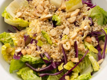 Ensalada de cogollos, lombarda y quinoa