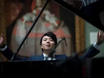 El pianista chino Lang Lang tocando frente al cuadro 'La Meninas' El pianista chino Lang Lang tocando frente al cuadro 'La Meninas'