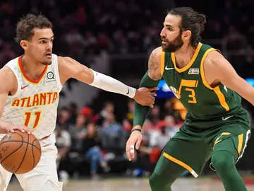 Ricky Rubio trata de defender una jugada ante Trae Young Ricky Rubio trata de defender una jugada ante Trae Young