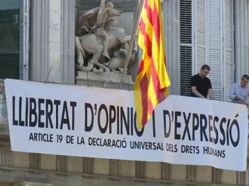 Colocan una nueva pancarta en la fachada del Palau de la Generalitat: 'Libertad de opinión y expresión'