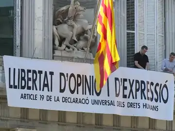 Colocan una nueva pancarta en la fachada del Palau de la Generalitat: 'Libertad de opinión y expresión' Colocan una nueva pancarta en la fachada del Palau de la Generalitat: 'Libertad de opinión y expresión'