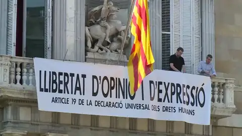 Colocan una nueva pancarta en la fachada del Palau de la Generalitat: 'Libertad de opinión y expresión' Colocan una nueva pancarta en la fachada del Palau de la Generalitat: 'Libertad de opinión y expresión'