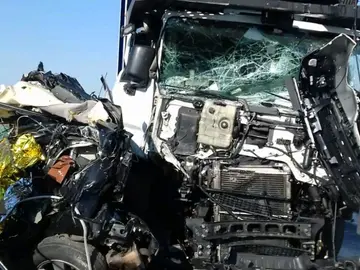 Muere una mujer en un accidente tras quedar atrapada entre dos camiones en la A-2 Muere una mujer en un accidente tras quedar atrapada entre dos camiones en la A-2