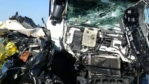 Muere una mujer en un accidente tras quedar atrapada entre dos camiones en la A-2 Muere una mujer en un accidente tras quedar atrapada entre dos camiones en la A-2