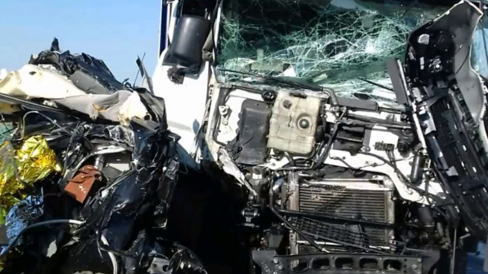 Muere una mujer en un accidente tras quedar atrapada entre dos camiones en la A-2