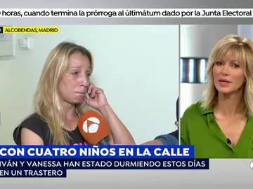 Familia con cuatro niños en la calle Familia con cuatro niños en la calle