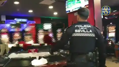 Precintado un salón de juegos que permitía entrar a menores en Sevilla Precintado un salón de juegos que permitía entrar a menores en Sevilla