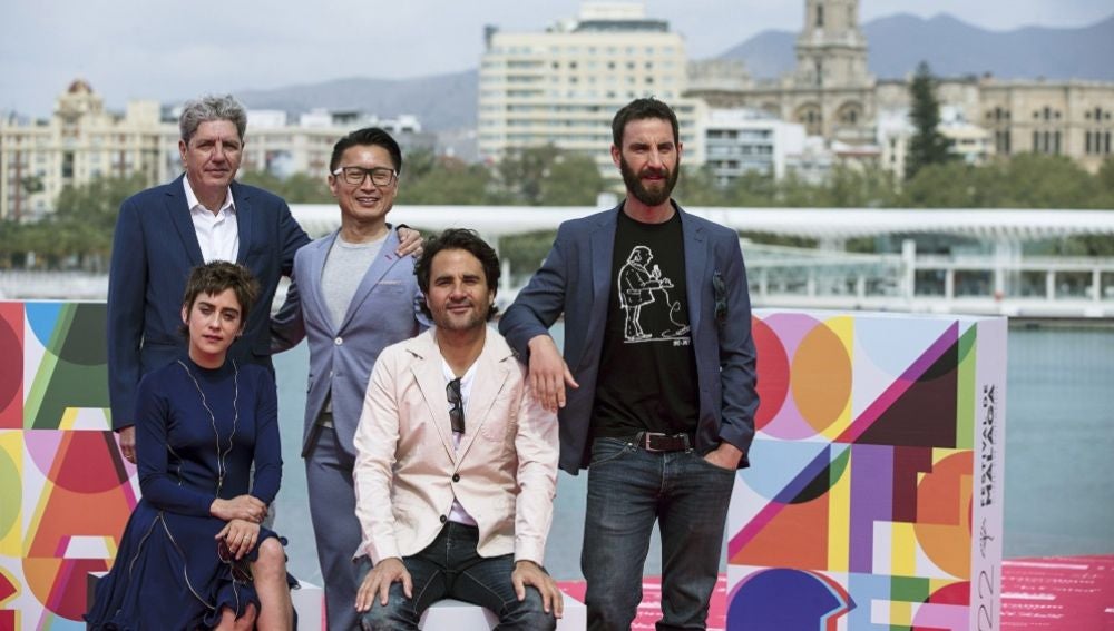 El cineasta Álvaro Díaz Lorenzo posa con los actores de la película 'Los Japón'