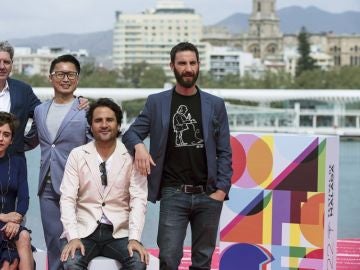 El cineasta Álvaro Díaz Lorenzo posa con los actores de la película 'Los Japón'