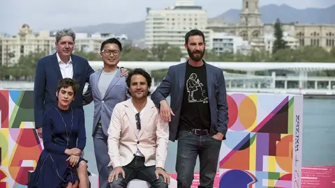 El cineasta Álvaro Díaz Lorenzo posa con los actores de la película 'Los Japón' El cineasta Álvaro Díaz Lorenzo posa con los actores de la película 'Los Japón'