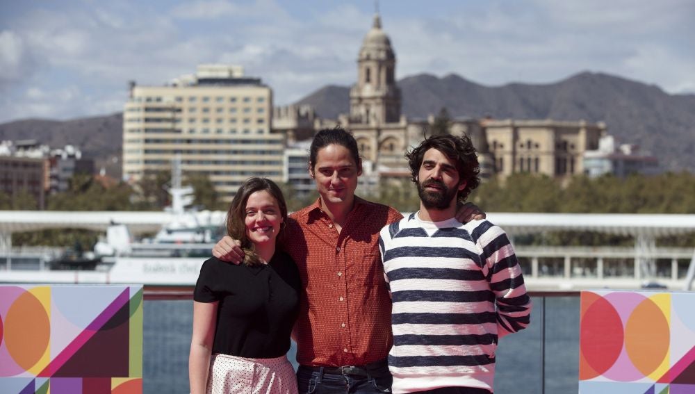 El director y los actores de 'Los días que vendrán'
