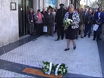 San Sebastián coloca las primeras cuatro placas en memoria de las víctimas del terrorismo San Sebastián coloca las primeras cuatro placas en memoria de las víctimas del terrorismo