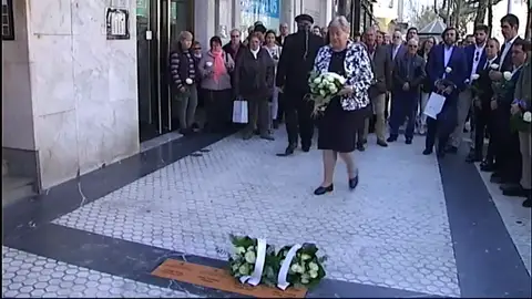 San Sebastián coloca las primeras cuatro placas en memoria de las víctimas del terrorismo San Sebastián coloca las primeras cuatro placas en memoria de las víctimas del terrorismo