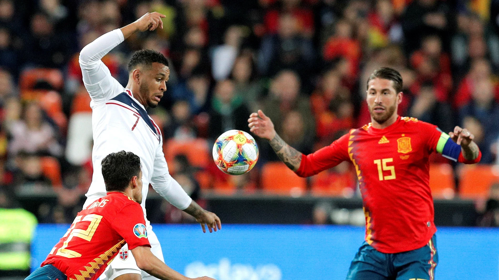 Sergio Ramos y Jesús Navas presionan a Joshua King Sergio Ramos y Jesús Navas presionan a Joshua King