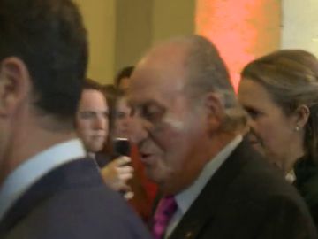 El Rey Juan Carlos aparece en un acto público con un gran moratón en el ojo