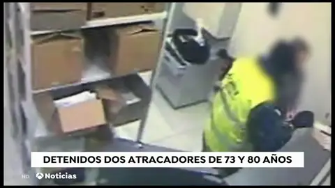 Detienen a dos ancianos acusados de cometer varios atracos en sucursales bancarias de Barcelona Detienen a dos ancianos acusados de cometer varios atracos en sucursales bancarias de Barcelona