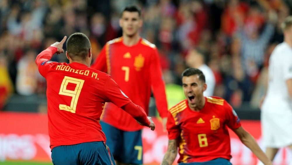 Rodrigo celebra un gol con Ceballos
