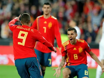 Rodrigo celebra un gol con Ceballos Rodrigo celebra un gol con Ceballos