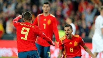 Rodrigo celebra un gol con Ceballos