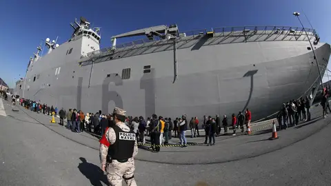 Imagen de las largas colas en Getxo para ver el portaaviones 'Juan Carlos I' Imagen de las largas colas en Getxo para ver el portaaviones 'Juan Carlos I'