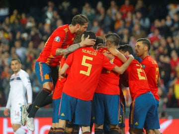 Los jugadores de España celebra el 1-0 ante Noruega