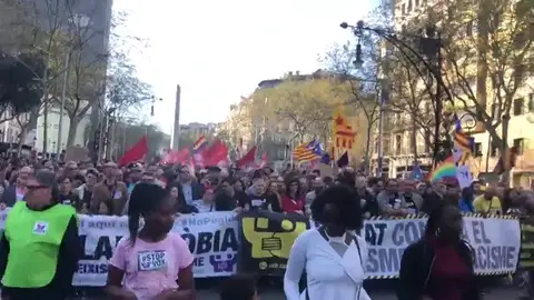 Comienza la manifestación contra Vox y el racismo en Barcelona Comienza la manifestación contra Vox y el racismo en Barcelona