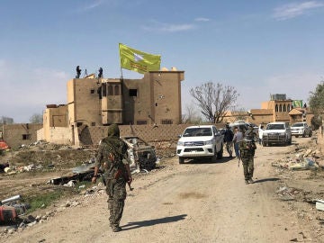 La bandera de las milicias kurdas sustituye a la yihadista en Al Baguz