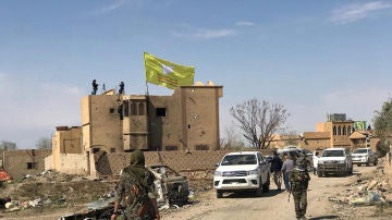 La bandera de las milicias kurdas sustituye a la yihadista en Al Baguz La bandera de las milicias kurdas sustituye a la yihadista en Al Baguz