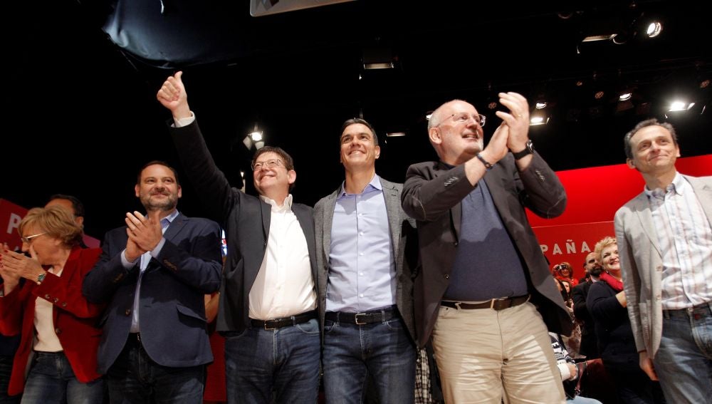  Pedro Sánchez junto a Ximo Puig, José Luis Ábalos y Pedro Duque durante un acto político en Alicante
