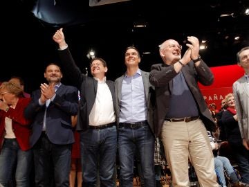  Pedro Sánchez junto a Ximo Puig, José Luis Ábalos y Pedro Duque durante un acto político en Alicante