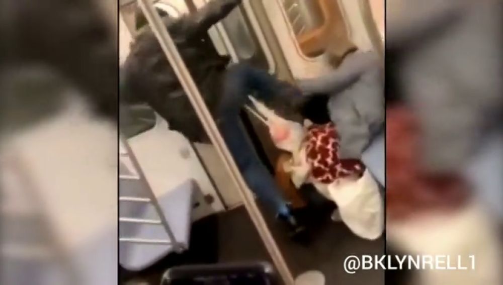 Detenido el hombre de 36 años que golpeó brutalmente a una anciana en el metro de Nueva York