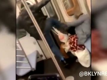 Detenido el hombre de 36 años que golpeó brutalmente a una anciana en el metro de Nueva York