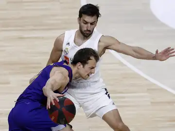 Kevin Pangos, con el balón ante la defensa del jugador Facundo Campazzo Kevin Pangos, con el balón ante la defensa del jugador Facundo Campazzo