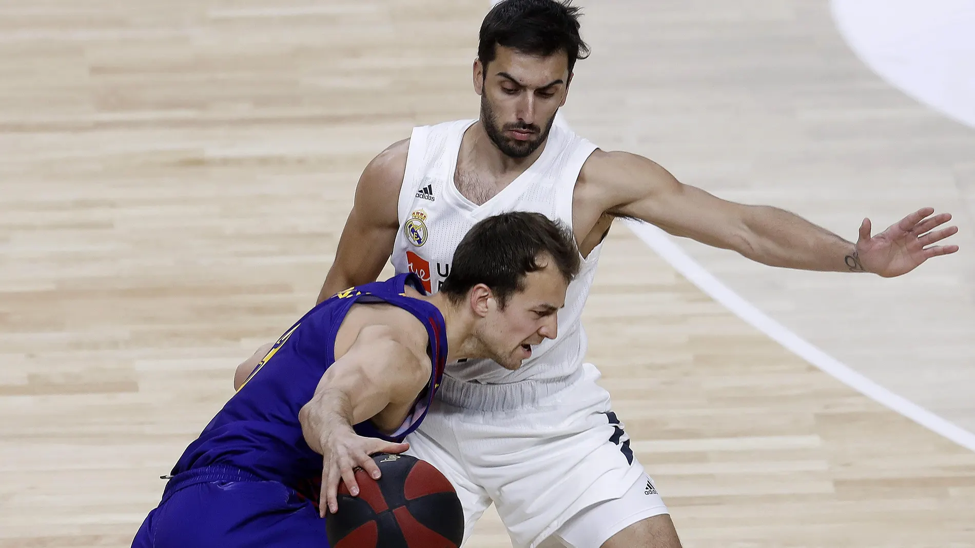 Kevin Pangos, con el balón ante la defensa del jugador Facundo Campazzo Kevin Pangos, con el balón ante la defensa del jugador Facundo Campazzo