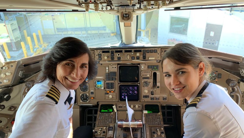 Madre e hija pilotando un avión