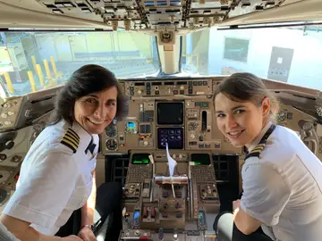 Madre e hija pilotando un avión Madre e hija pilotando un avión