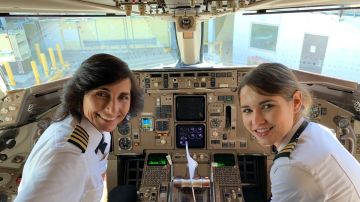 Madre e hija pilotando un avión