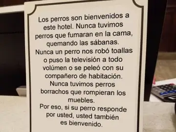 Cartel viral donde dice que los perros son bienvenidos al hotel Cartel viral donde dice que los perros son bienvenidos al hotel