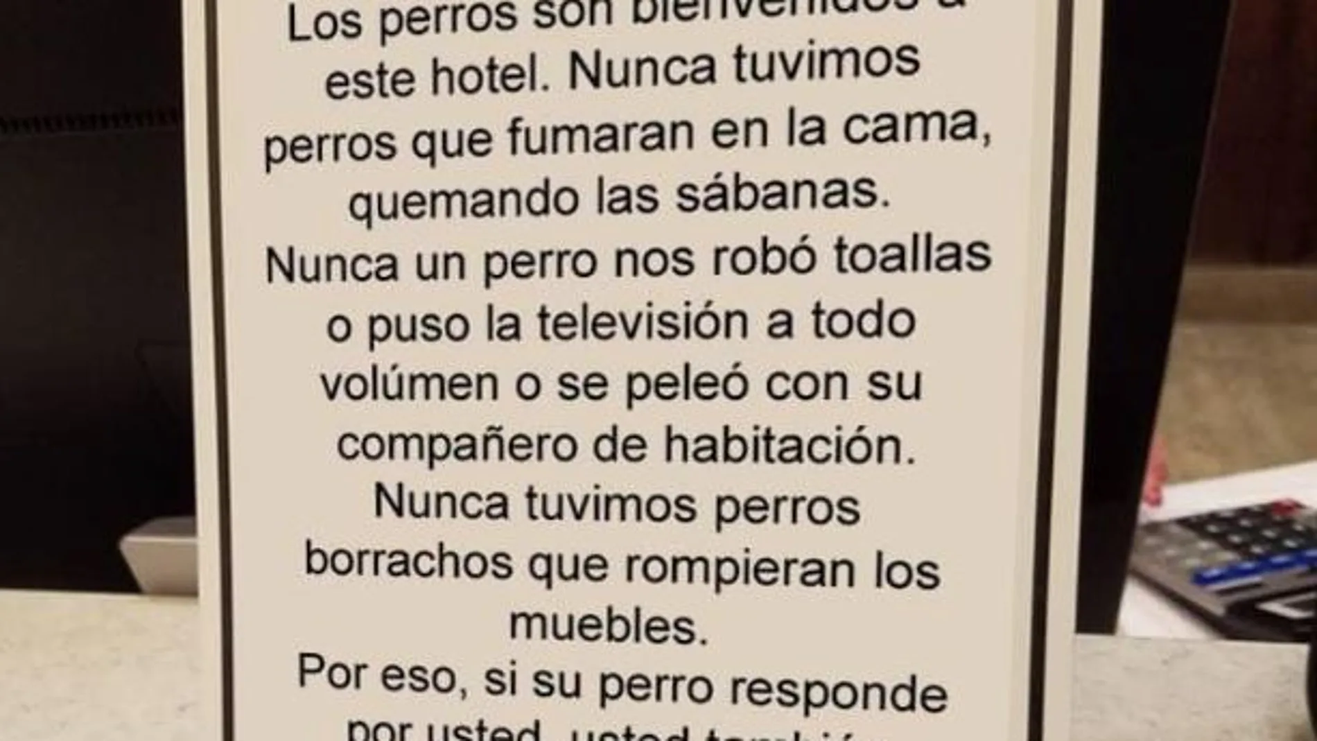 Cartel viral donde dice que los perros son bienvenidos al hotel Cartel viral donde dice que los perros son bienvenidos al hotel