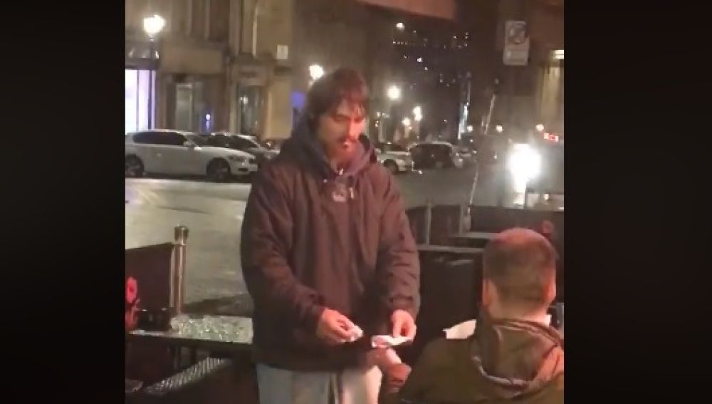 Un hombre le da su tarjeta de crédito a un sintecho