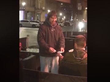 Un hombre le da su tarjeta de crédito a un sintecho