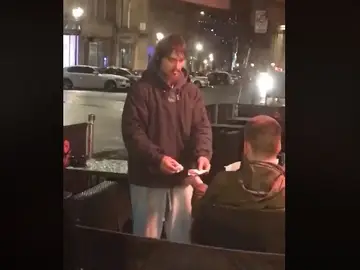 Un hombre le da su tarjeta de crédito a un sintecho Un hombre le da su tarjeta de crédito a un sintecho