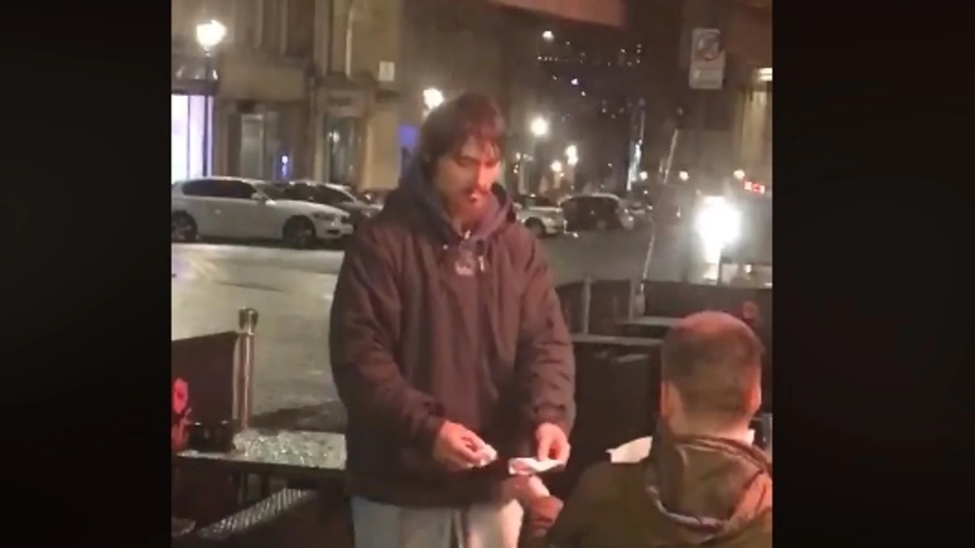 Un hombre le da su tarjeta de crédito a un sintecho Un hombre le da su tarjeta de crédito a un sintecho
