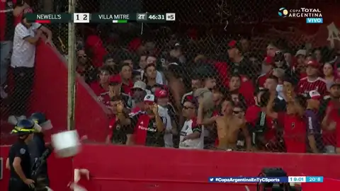 Los aficionados del Newell's Old Boys atacan a la policía...¡e incluso les lanzan un inodoro! Los aficionados del Newell's Old Boys atacan a la policía...¡e incluso les lanzan un inodoro!