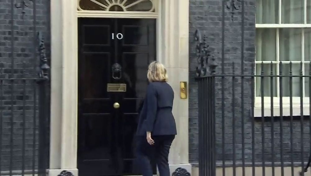 Theresa May convoca a sus ministros para una reunión especial