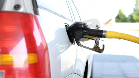 Imagen de archivo de un coche en una gasolinera. Imagen de archivo de un coche en una gasolinera.