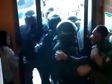 Tensión durante un desahucio en Manresa, Barcelona Tensión durante un desahucio en Manresa, Barcelona