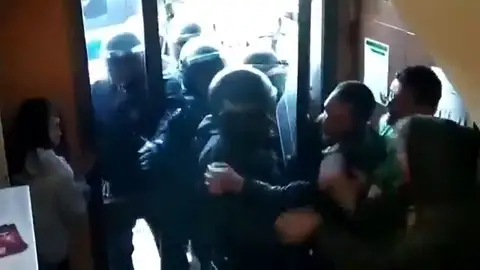 Tensión durante un desahucio en Manresa, Barcelona Tensión durante un desahucio en Manresa, Barcelona