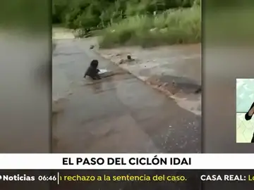 Impresionante rescate de un niño arrastrado por la corriente en Mozambique Impresionante rescate de un niño arrastrado por la corriente en Mozambique